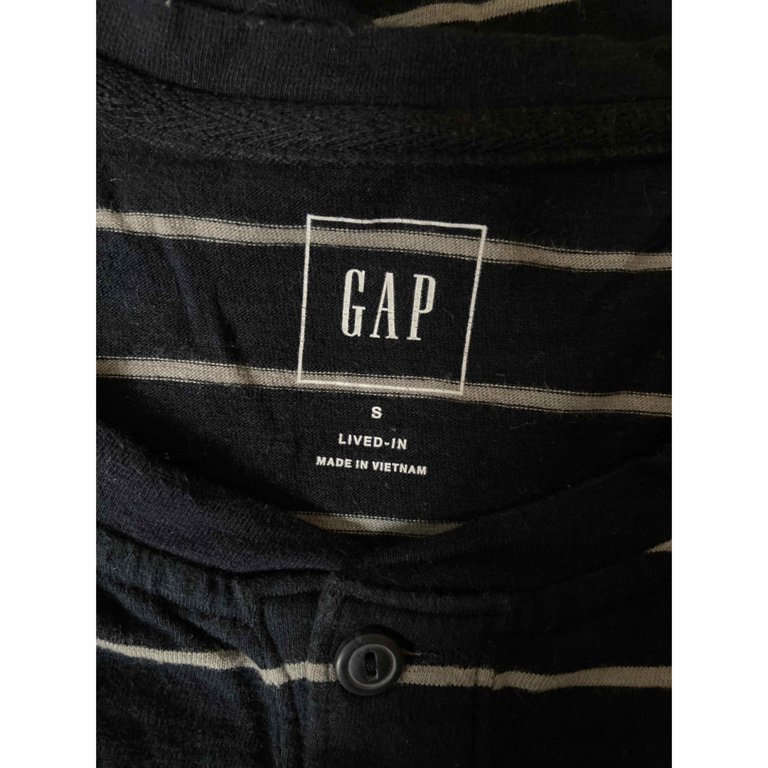 GAP(ギャップ)のGAP ギャップ　ヘンリーネックボーダー長袖Tシャツ  S メンズのトップス(Tシャツ/カットソー(七分/長袖))の商品写真