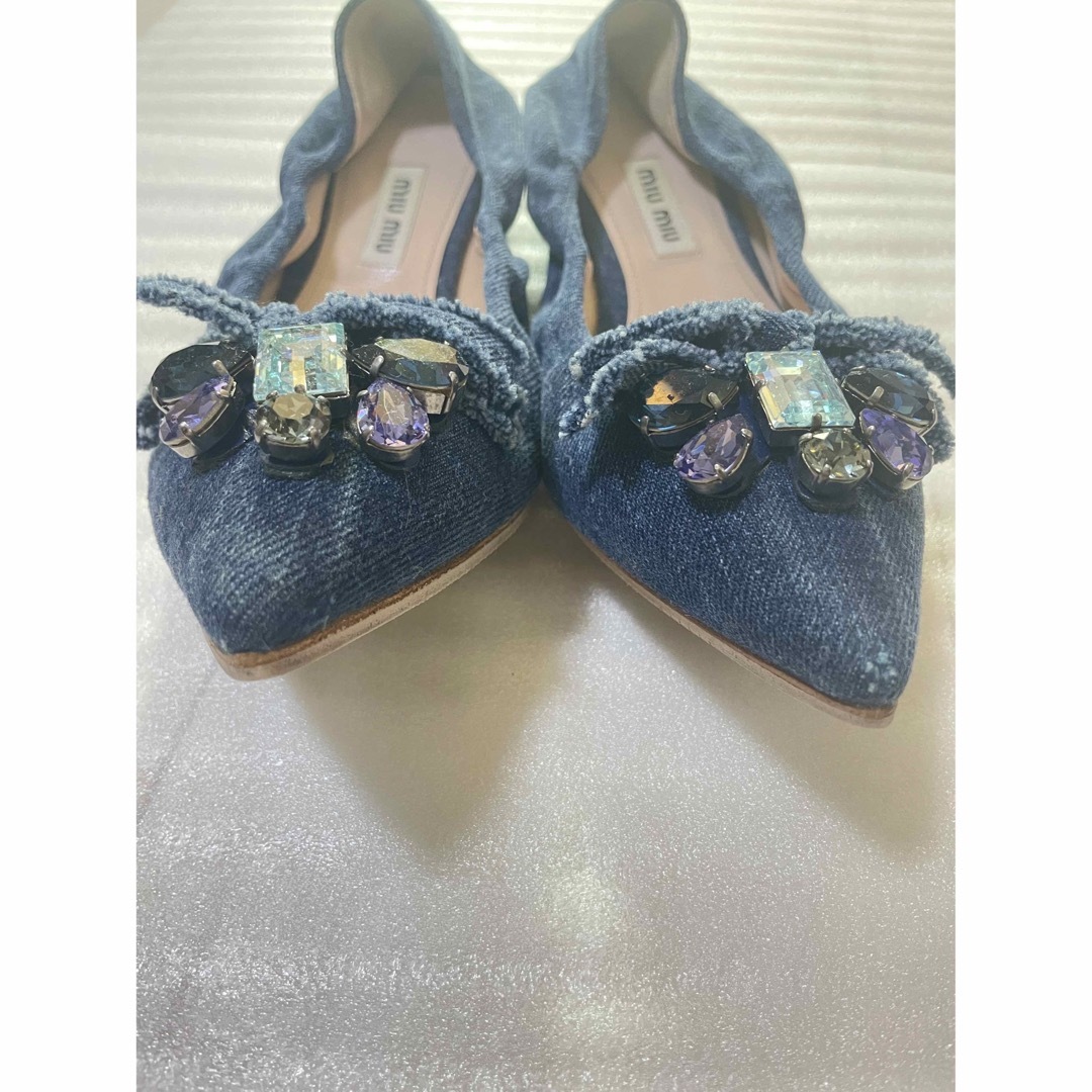 miumiu(ミュウミュウ)のmiumiu デニム フラットシューズ ビジュー レディースの靴/シューズ(ローファー/革靴)の商品写真