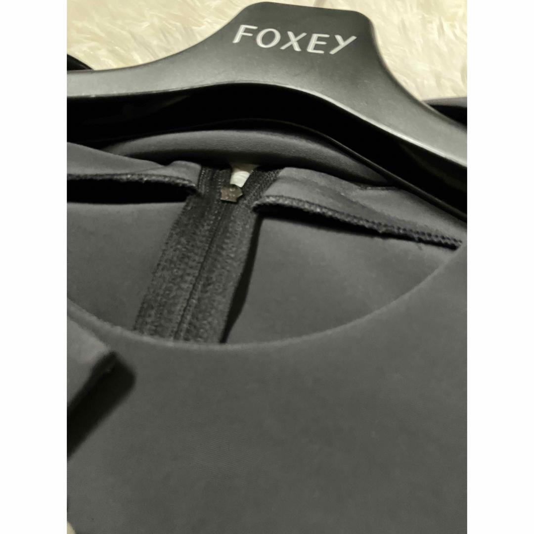 FOXEY(フォクシー)のフォクシー取り外し可能ビジュつき襟グレーワンピース42 レディースのワンピース(ひざ丈ワンピース)の商品写真