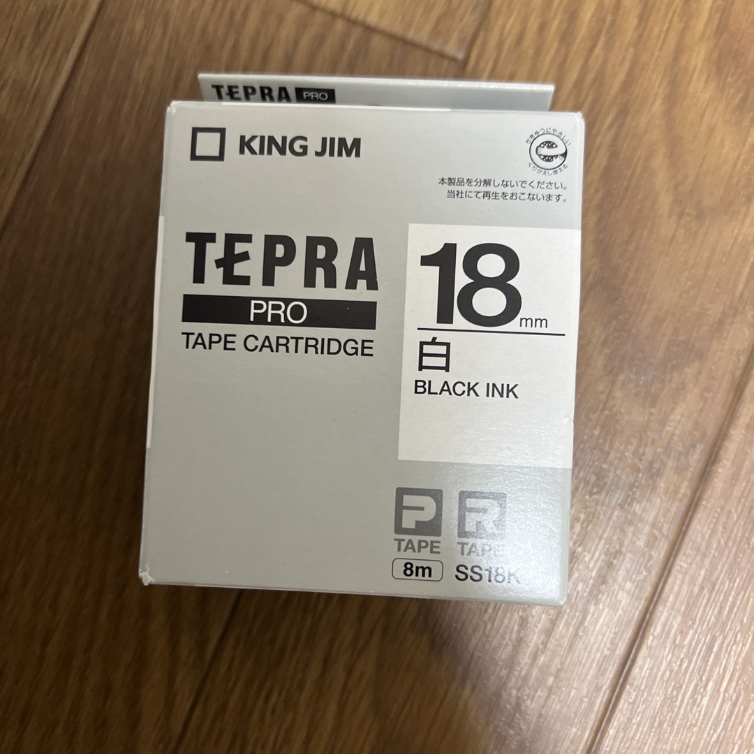 キングジム(キングジム)の未使用新品TEPRA 18mm 白地に黒インク インテリア/住まい/日用品のオフィス用品(オフィス用品一般)の商品写真