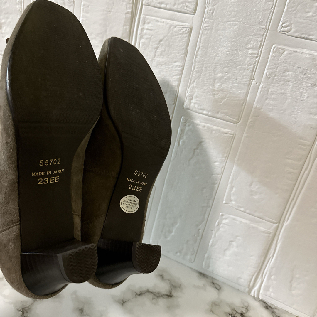 Riz raffinee(リズラフィーネ)のRiz raffinee 23㎝　グレー　スウェード　ラメ花びら装飾　パール レディースの靴/シューズ(ハイヒール/パンプス)の商品写真
