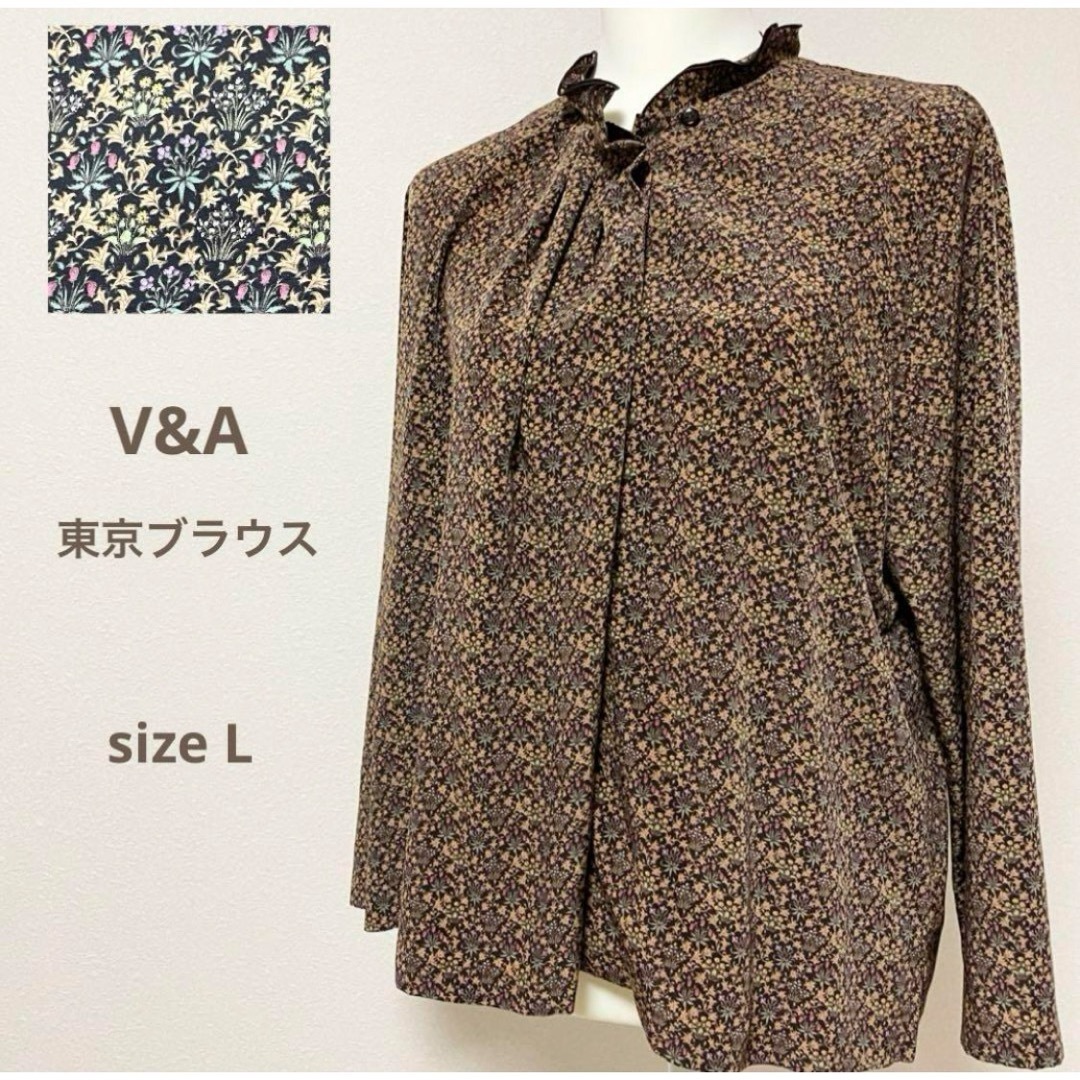 V&A 東京ブラウス 花柄総柄 襟フリルブラウス ブラウン系 レディースのトップス(シャツ/ブラウス(長袖/七分))の商品写真