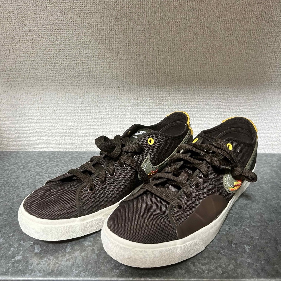 NIKE(ナイキ)のNIKE SB BLZR COURT DVDL メンズの靴/シューズ(スニーカー)の商品写真