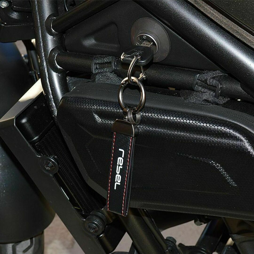 レブル　カーボン調　レザー　キーホルダー　レッドステッチ　REBEL 自動車/バイクのバイク(その他)の商品写真