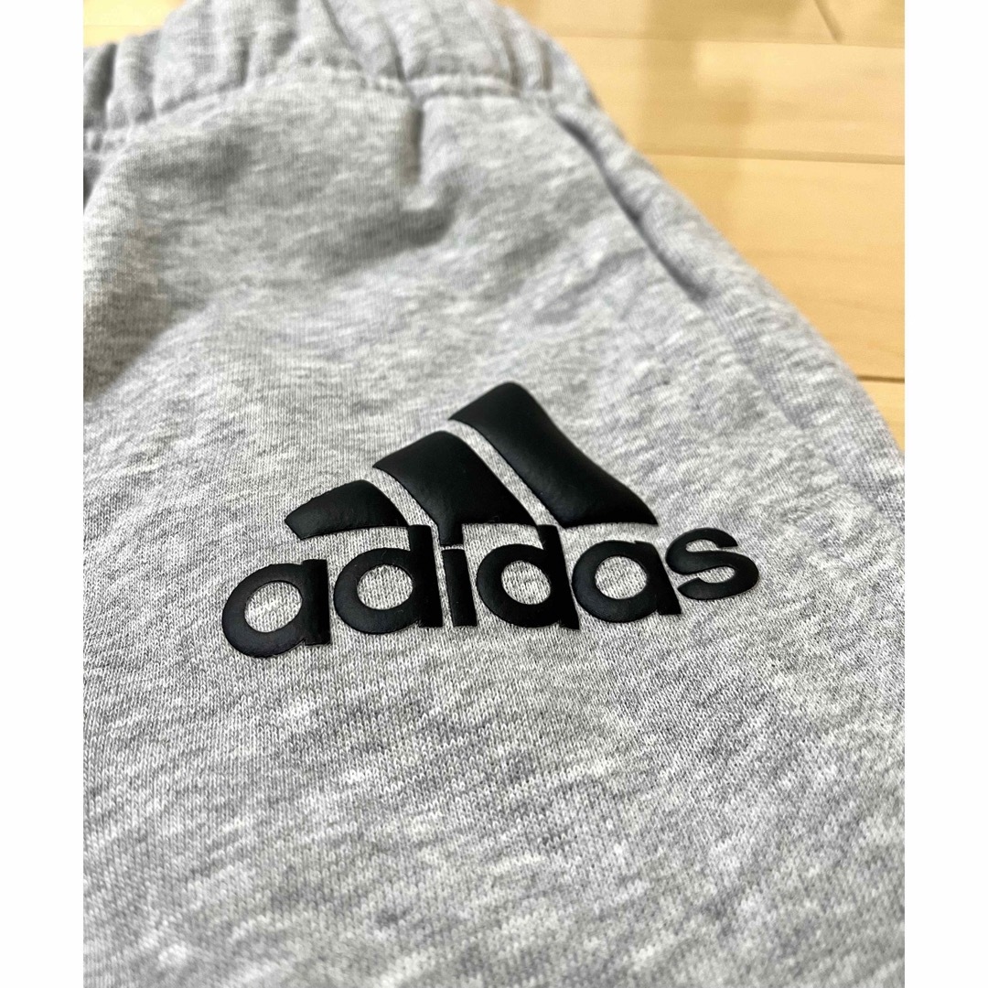 adidas(アディダス)のadidas アディダス スウェットパンツ 120cm 灰色☆新品未使用 キッズ/ベビー/マタニティのキッズ服男の子用(90cm~)(パンツ/スパッツ)の商品写真