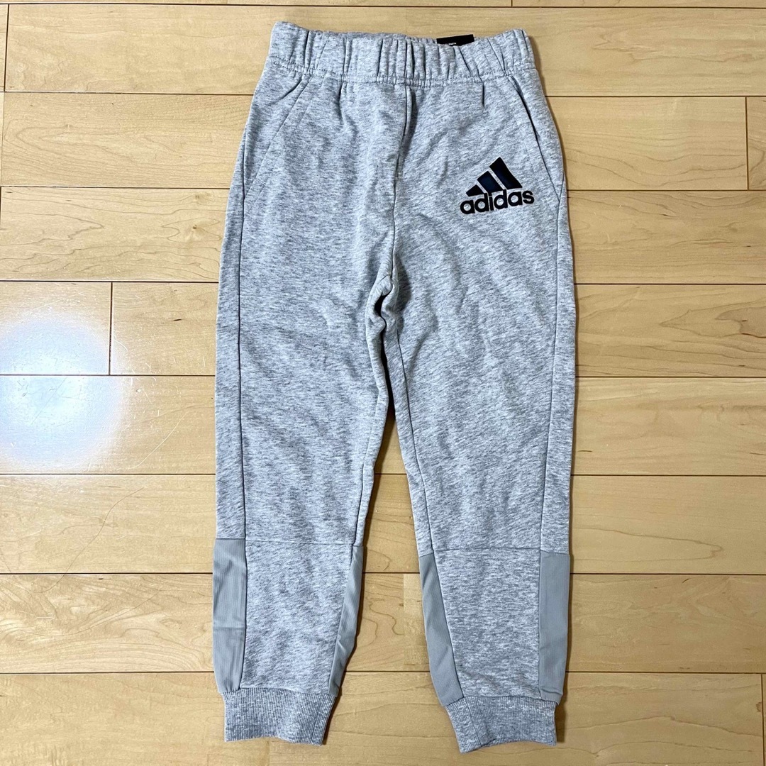 adidas(アディダス)のadidas アディダス スウェットパンツ 120cm 灰色☆新品未使用 キッズ/ベビー/マタニティのキッズ服男の子用(90cm~)(パンツ/スパッツ)の商品写真