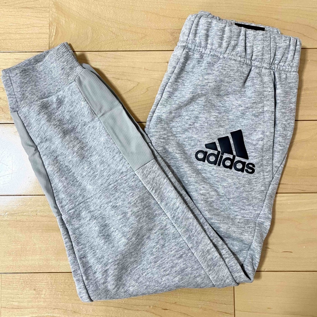 adidas(アディダス)のadidas アディダス スウェットパンツ 120cm 灰色☆新品未使用 キッズ/ベビー/マタニティのキッズ服男の子用(90cm~)(パンツ/スパッツ)の商品写真