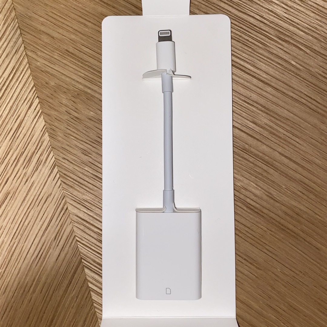 Apple(アップル)のAPPLE Lightning  SDカードカメラリーダー MJYT2AM/A スマホ/家電/カメラのスマホアクセサリー(その他)の商品写真