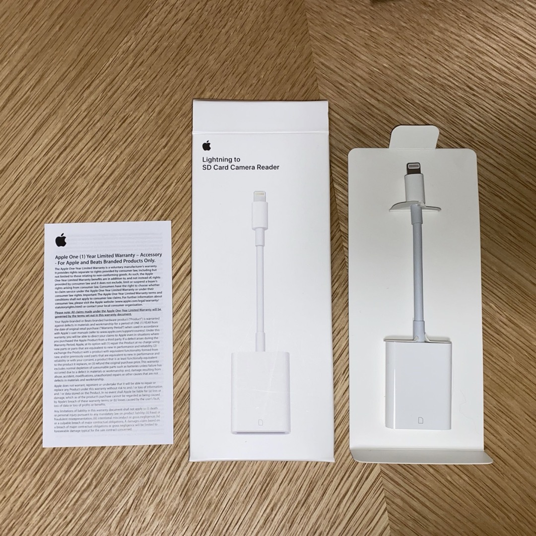 Apple(アップル)のAPPLE Lightning  SDカードカメラリーダー MJYT2AM/A スマホ/家電/カメラのスマホアクセサリー(その他)の商品写真