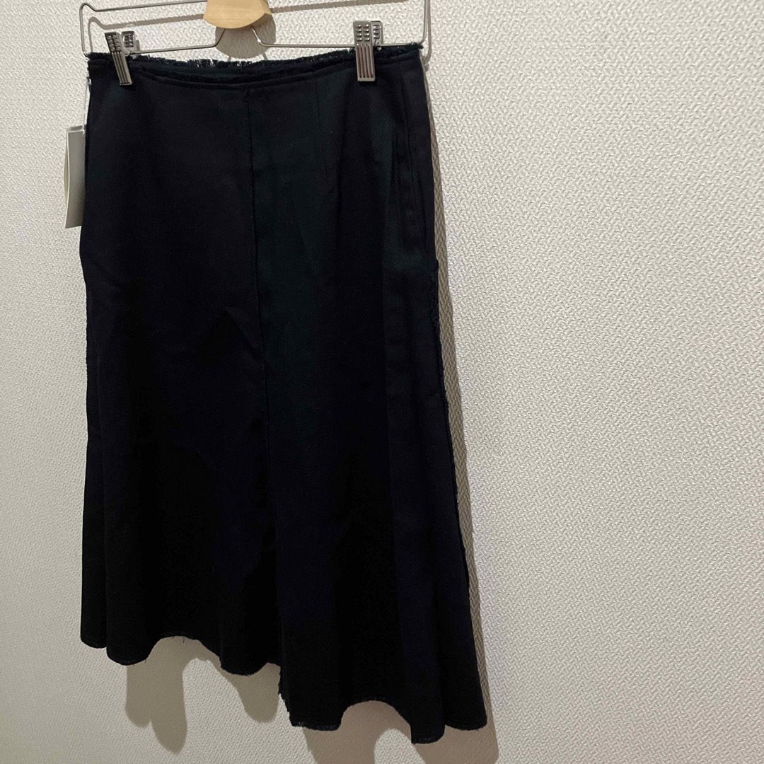 Mila Owen(ミラオーウェン)のミラオーウェン　ネイビーフリンジ風スカート　タグ付　新品　裏地付　サイズ1 紺 レディースのスカート(ひざ丈スカート)の商品写真