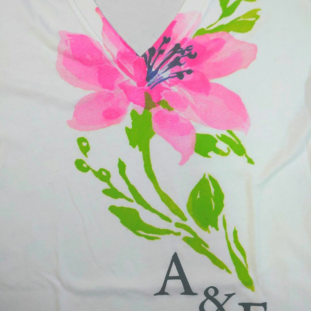 Abercrombie&Fitch(アバクロンビーアンドフィッチ)のアバクロンビー&フィッチ 花柄Tシャツ Lサイズ レディースのトップス(Tシャツ(半袖/袖なし))の商品写真