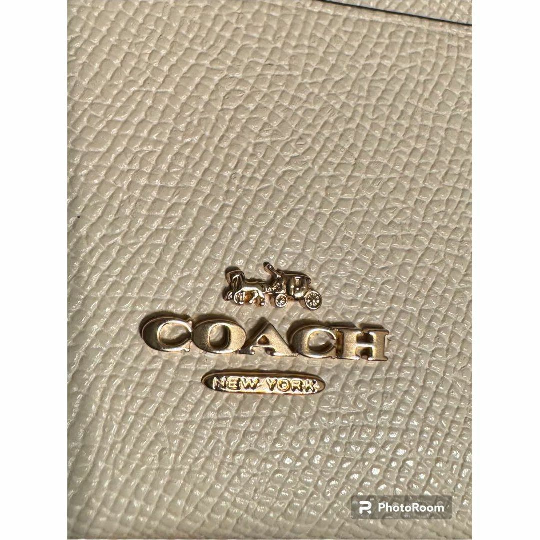 COACH(コーチ)のミニサイズのお財布にもピッタリ✨　未使用　コーチ　カードケース　ホワイト　薄い！ レディースのファッション小物(名刺入れ/定期入れ)の商品写真