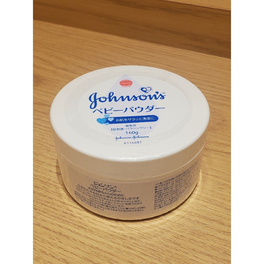 Johnson & Johnson(ジョンソンエンドジョンソン)の【新品】Johnson's ベビーパウダー  微香性  低刺激  パラベンフリー コスメ/美容のボディケア(ボディパウダー)の商品写真