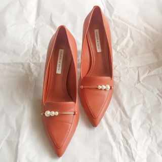 チャールズアンドキース(Charles and Keith)のCHARLES＆KEITH　パール付きローファーパンプス(ハイヒール/パンプス)