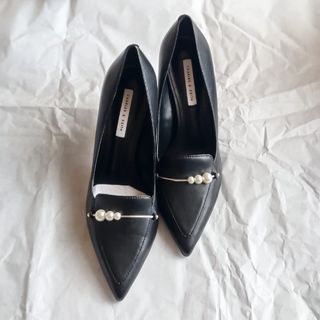 チャールズアンドキース(Charles and Keith)のCHARLES＆KEITH　パール付きローファーパンプス(ハイヒール/パンプス)