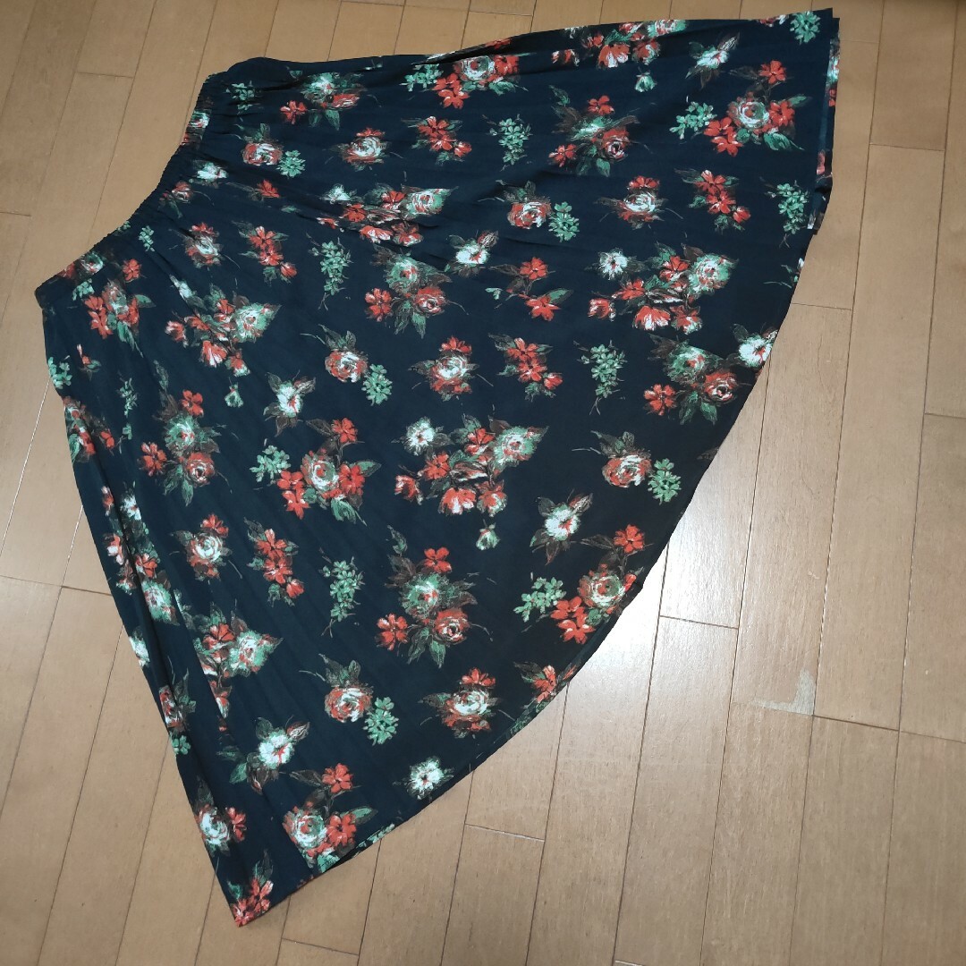 GU(ジーユー)の5179 GU花柄スカートXL レディースのスカート(ひざ丈スカート)の商品写真
