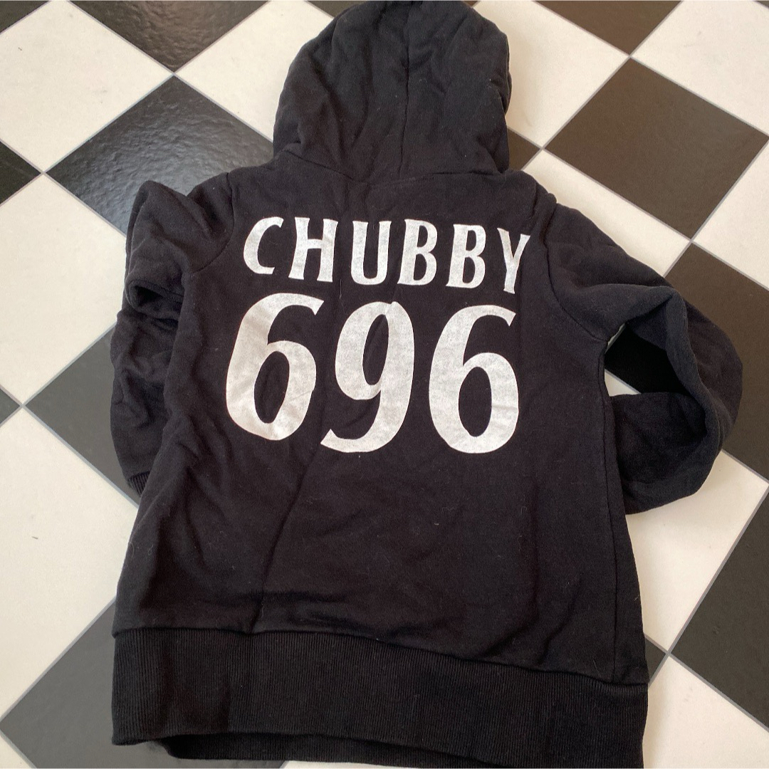 CHUBBYGANG(チャビーギャング)のチャビーギャング 120 パーカー ブラック ロゴ キッズ/ベビー/マタニティのキッズ服男の子用(90cm~)(Tシャツ/カットソー)の商品写真