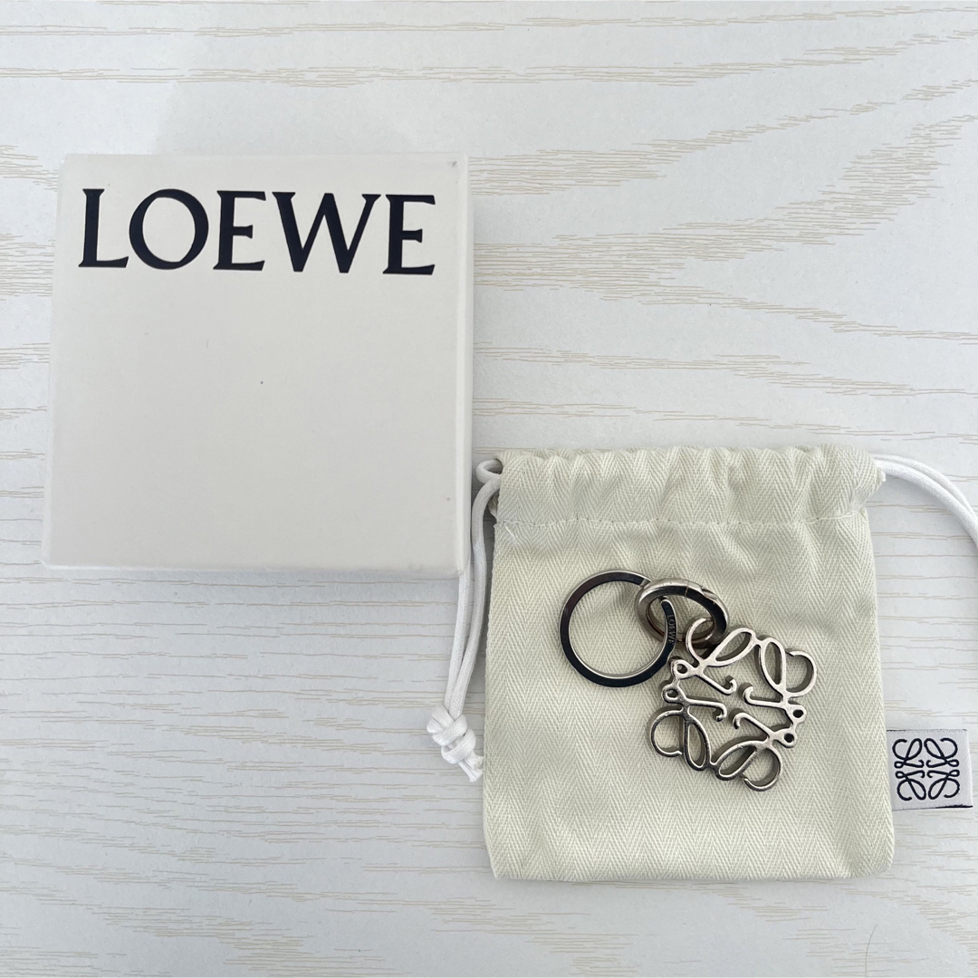 LOEWE(ロエベ)のLOEWE anagram key ring silver レディースのファッション小物(キーホルダー)の商品写真