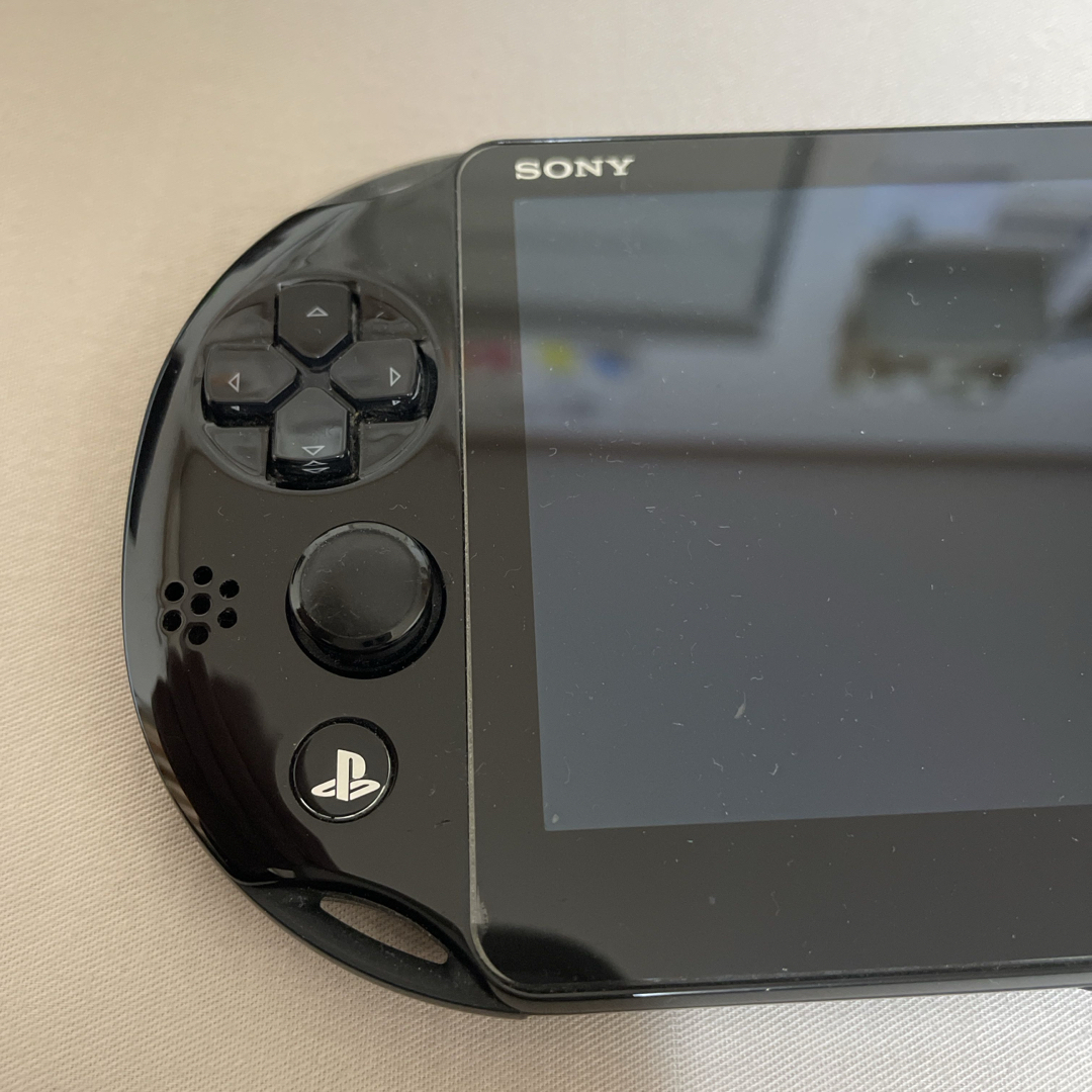 PlayStation Vita(プレイステーションヴィータ)のPSVITA PCH2000（ブラック） 本体 エンタメ/ホビーのゲームソフト/ゲーム機本体(携帯用ゲーム機本体)の商品写真