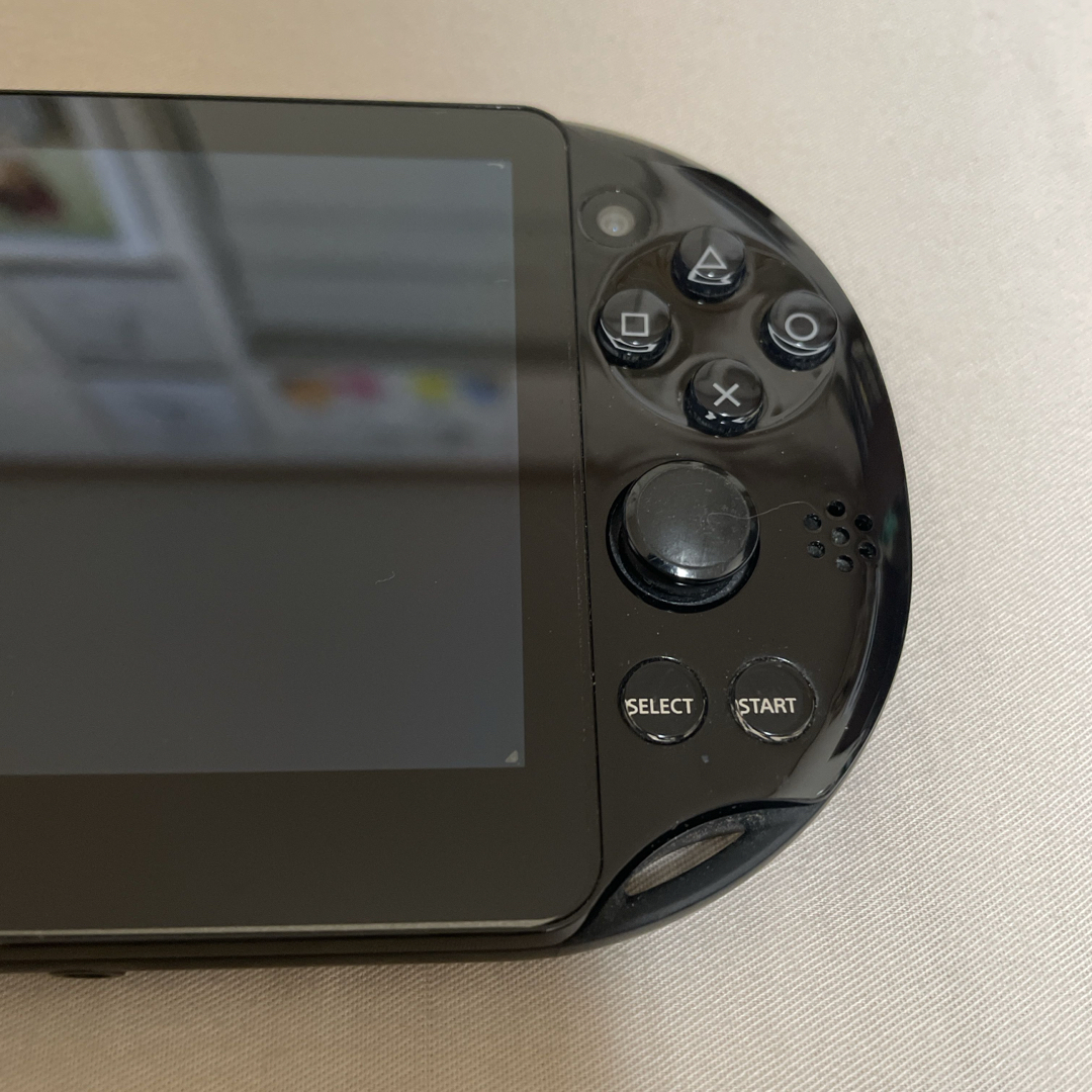 PlayStation Vita(プレイステーションヴィータ)のPSVITA PCH2000（ブラック） 本体 エンタメ/ホビーのゲームソフト/ゲーム機本体(携帯用ゲーム機本体)の商品写真