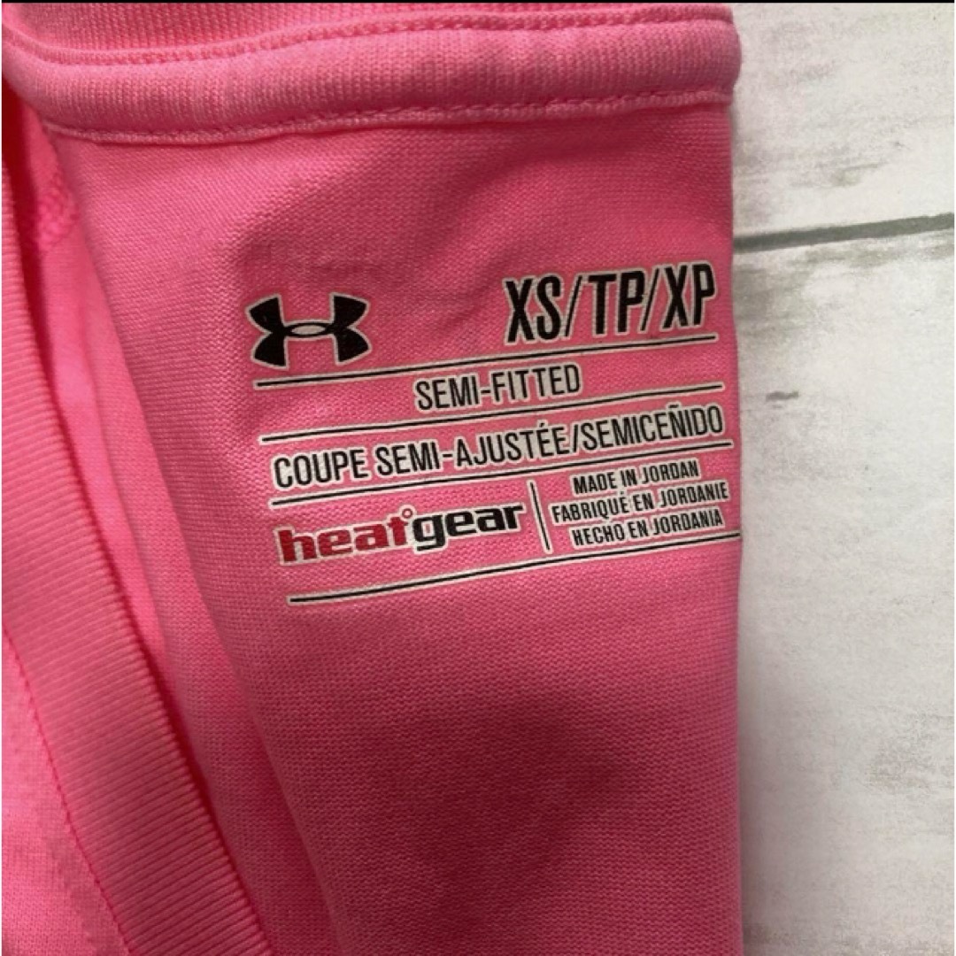 UNDER ARMOUR(アンダーアーマー)のアンダーアーマー　Vネック　蛍光　ピンク　XS レディースのトップス(Tシャツ(半袖/袖なし))の商品写真