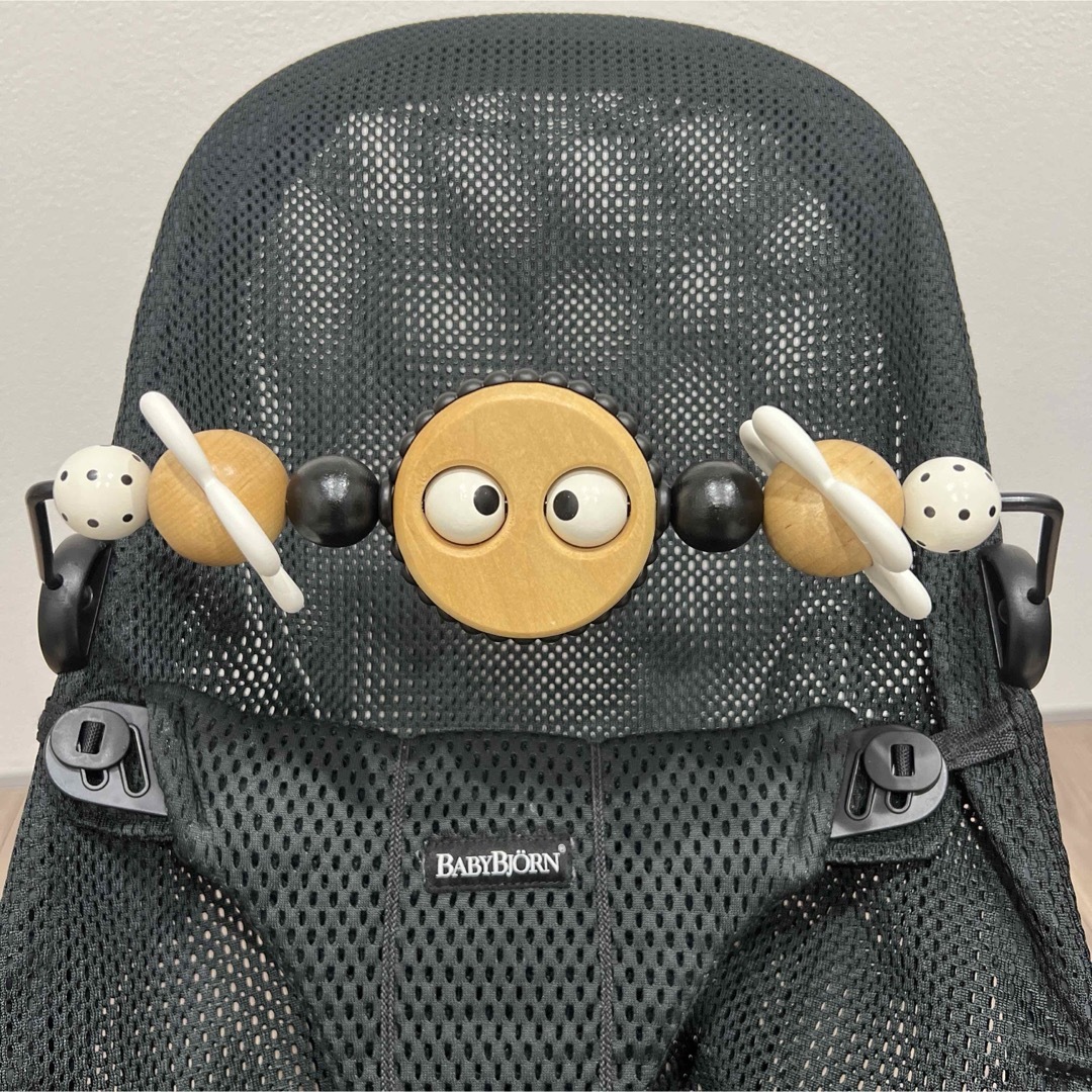 BABYBJORN(ベビービョルン)のベビービョルン バウンサー ブリスエアー 木製トイ キッズ/ベビー/マタニティのキッズ/ベビー/マタニティ その他(その他)の商品写真