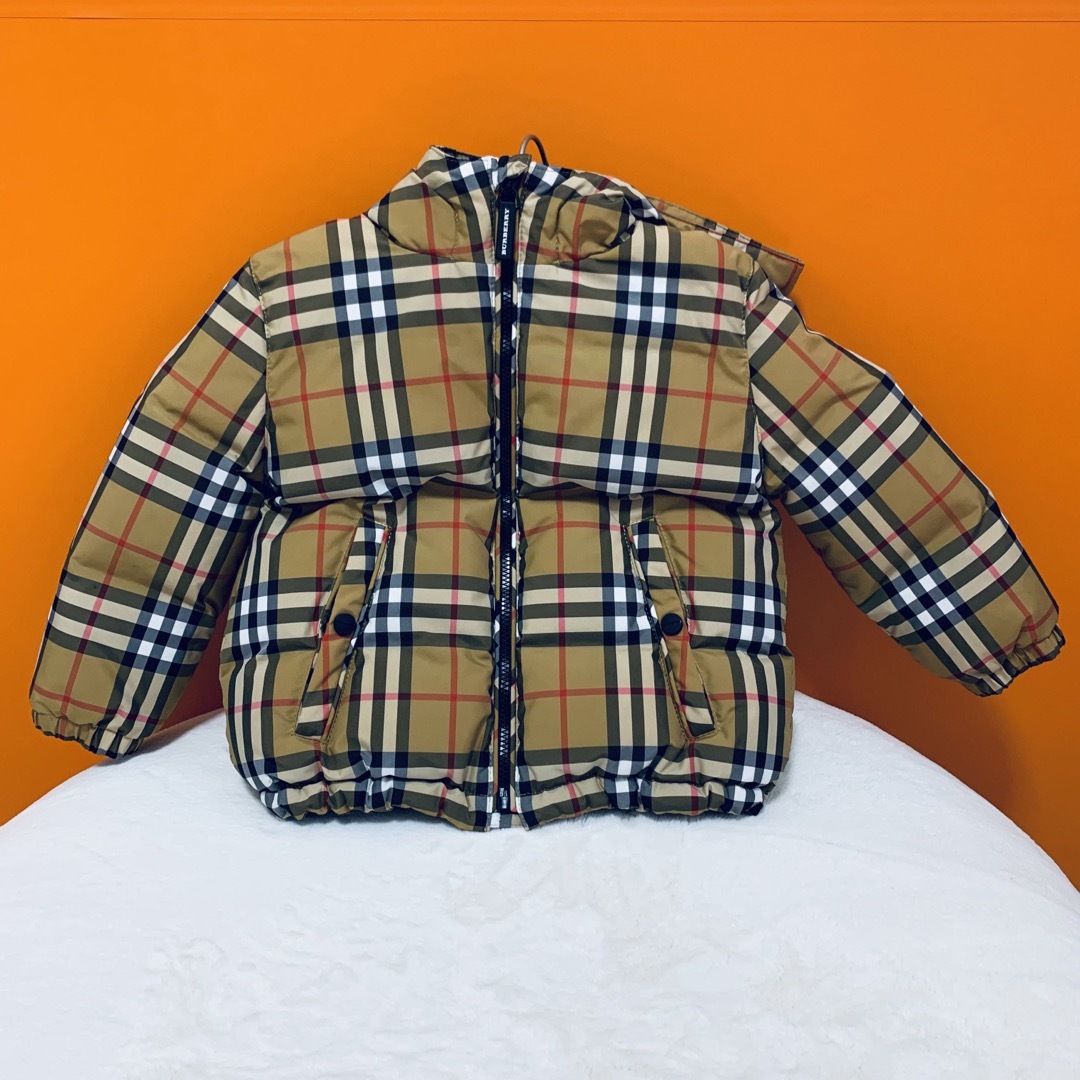 BURBERRY(バーバリー)のベビー　バーバリーチェックダウン　Burberry キッズ キッズ/ベビー/マタニティのキッズ服女の子用(90cm~)(ジャケット/上着)の商品写真