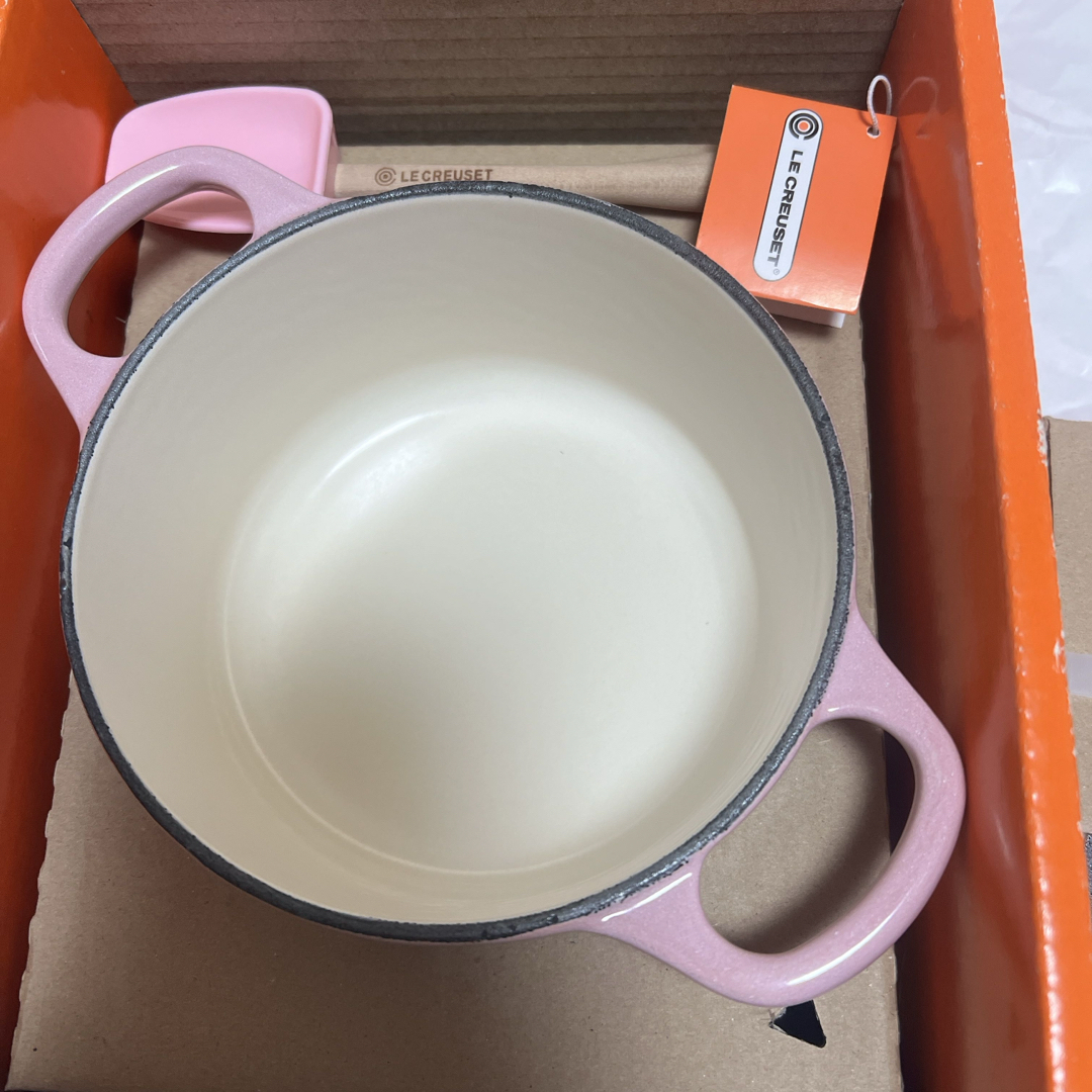 LE CREUSET(ルクルーゼ)の【限定色・スパチュラ付き】ル・クルーゼ　ココットロンド14cm インテリア/住まい/日用品のキッチン/食器(鍋/フライパン)の商品写真