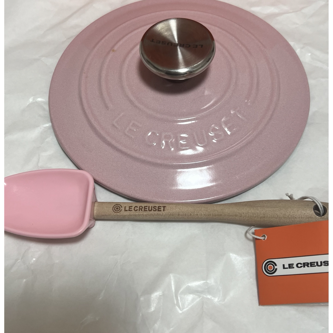 LE CREUSET(ルクルーゼ)の【限定色・スパチュラ付き】ル・クルーゼ　ココットロンド14cm インテリア/住まい/日用品のキッチン/食器(鍋/フライパン)の商品写真