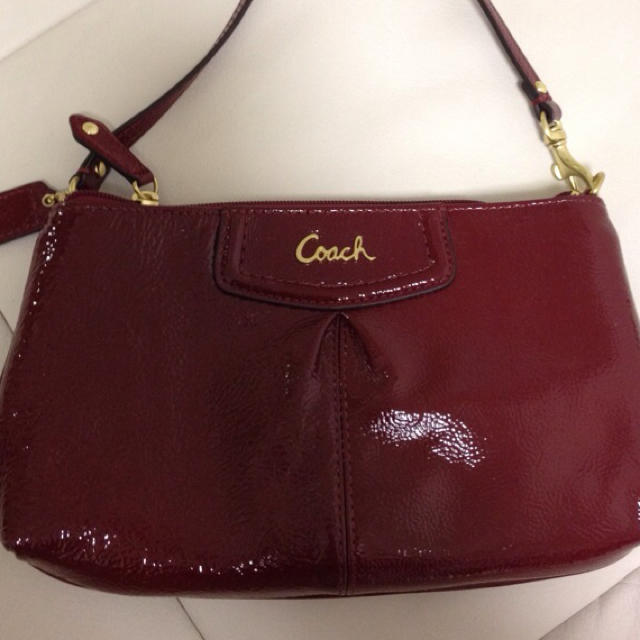 COACH(コーチ)の送料込コーチリストレットクラッチバッグ赤 レディースのバッグ(クラッチバッグ)の商品写真