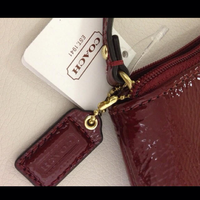 COACH(コーチ)の送料込コーチリストレットクラッチバッグ赤 レディースのバッグ(クラッチバッグ)の商品写真