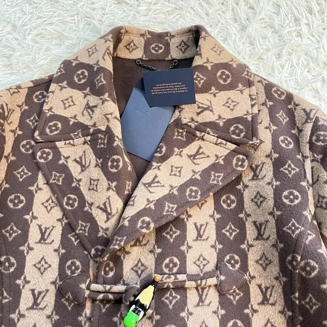 LOUIS VUITTON(ルイヴィトン)の新品 ヴィトン ニゴ モノグラム トランクストライプクロップド ピーコート　50 メンズのジャケット/アウター(ピーコート)の商品写真