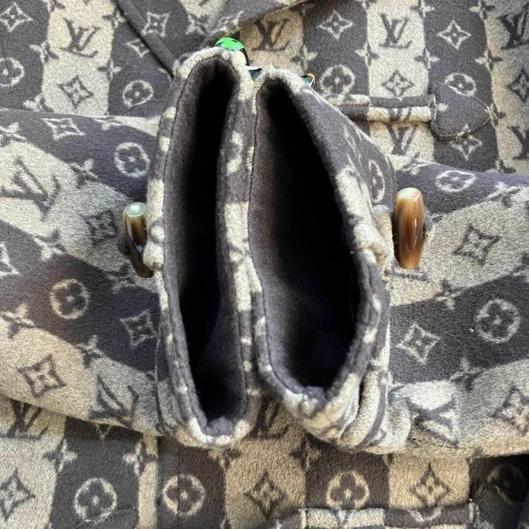 LOUIS VUITTON(ルイヴィトン)の新品 ヴィトン ニゴ モノグラム トランクストライプクロップド ピーコート　50 メンズのジャケット/アウター(ピーコート)の商品写真