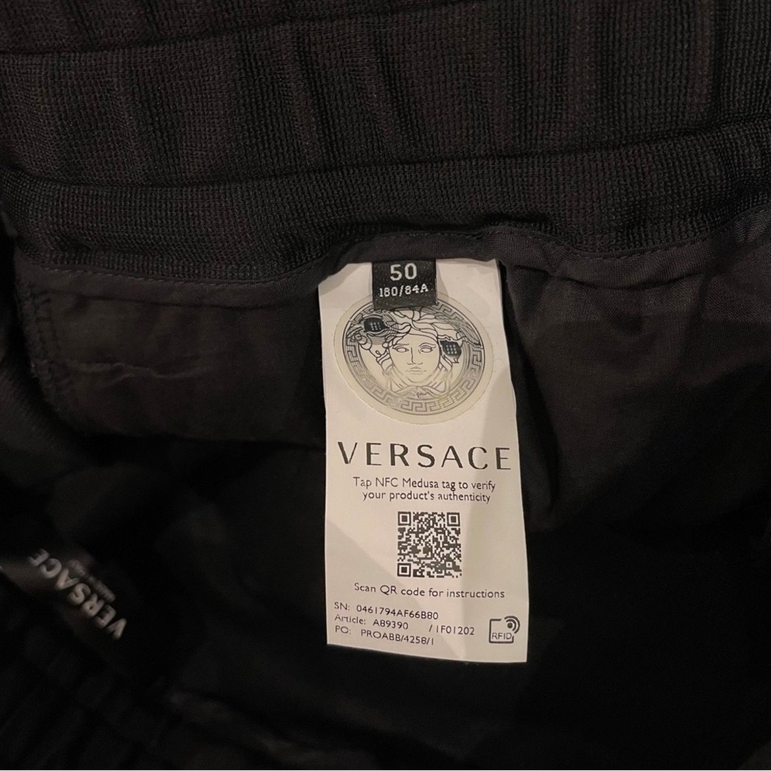 VERSACE(ヴェルサーチ)のVERSACE トラックパンツ 紫ロゴサイドライン L メンズのパンツ(その他)の商品写真