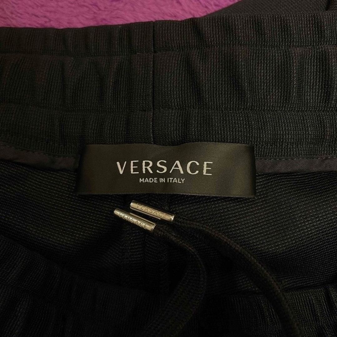 VERSACE(ヴェルサーチ)のVERSACE トラックパンツ 紫ロゴサイドライン L メンズのパンツ(その他)の商品写真