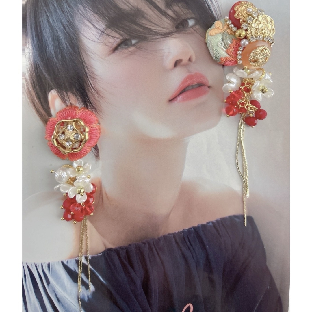 アシメ インド刺繍リボン×小花チャーム★ピアス✳︎イヤリング　赤　大人可愛い ハンドメイドのアクセサリー(ピアス)の商品写真
