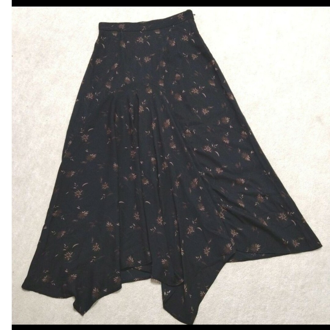 moussy(マウジー)のMOUSSY マウジー　FLOWER ASYMMETRY SKIRT レディースのスカート(ロングスカート)の商品写真