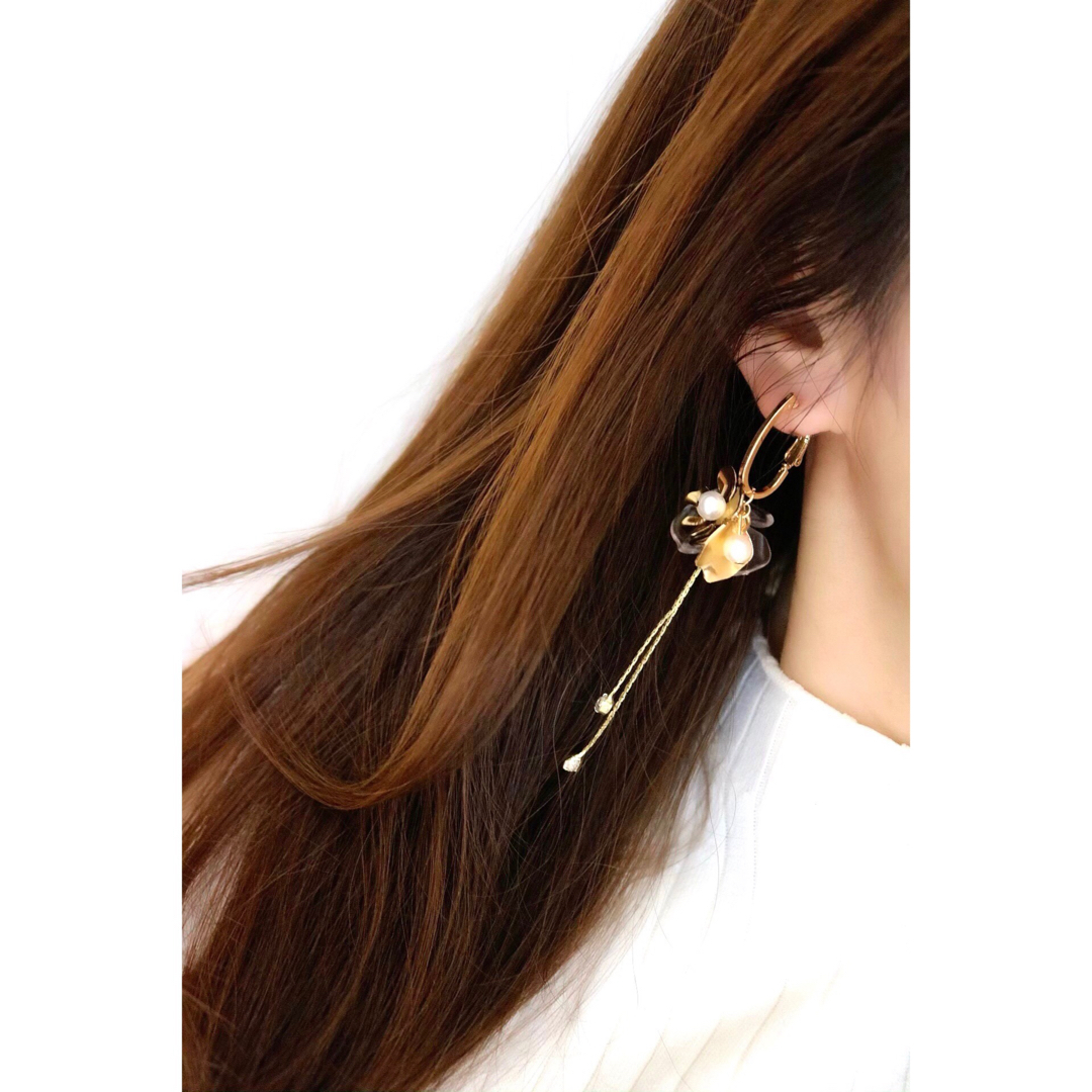 大人可愛い♡ゴールドメタルフラワー×揺れるロングチャーム♡チタンピアス♡ ハンドメイドのアクセサリー(ピアス)の商品写真