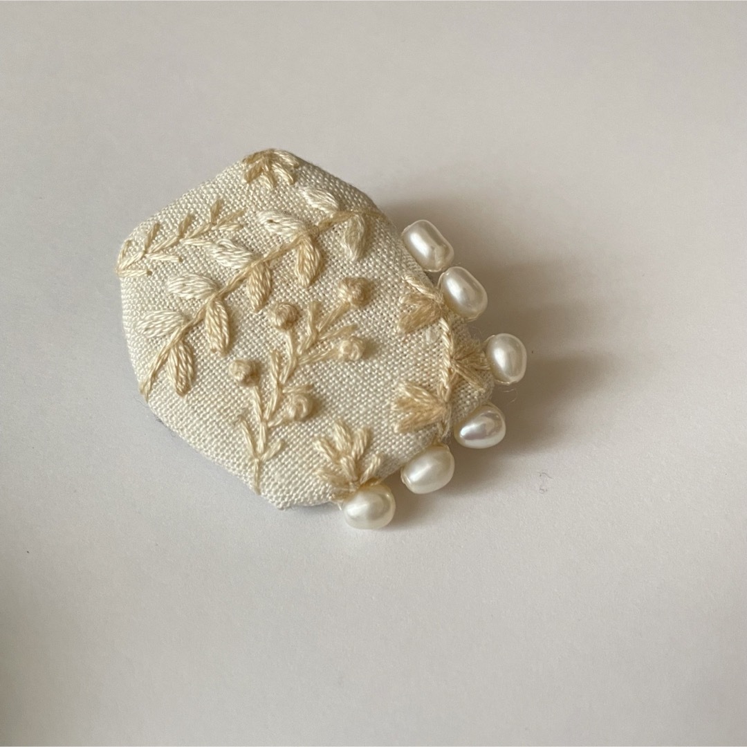刺繍ブローチ ハンドメイドのアクセサリー(コサージュ/ブローチ)の商品写真