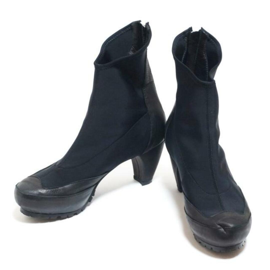 HIROKO KOSHINO(ヒロココシノ)のHIROKO KOSHINO(ヒロココシノ) ショートブーツ 23.5 レディース - 黒 化学繊維×レザー レディースの靴/シューズ(ブーツ)の商品写真