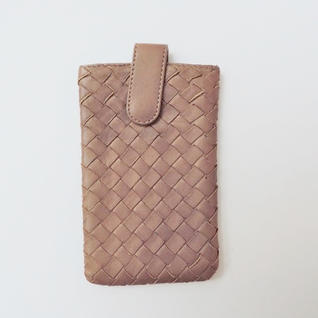 Bottega Veneta(ボッテガヴェネタ)のBOTTEGA VENETA(ボッテガヴェネタ) 携帯電話ケース イントレチャート 258331 ダークブラウン スマートフォンケース レザー スマホ/家電/カメラのスマホアクセサリー(モバイルケース/カバー)の商品写真