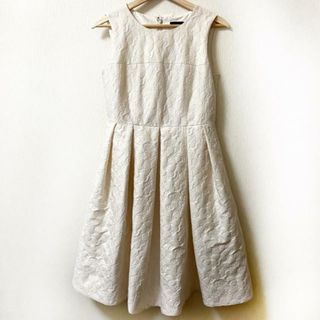 トゥービーシック(TO BE CHIC)のTO BE CHIC(トゥービーシック) ワンピース サイズ40 M レディース - アイボリー ノースリーブ/ひざ丈/花柄(その他)