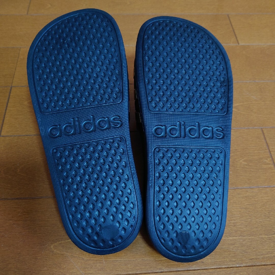 adidas(アディダス)のadidas シャワーサンダル 23.5cm (黒×ゴールド) レディースの靴/シューズ(サンダル)の商品写真