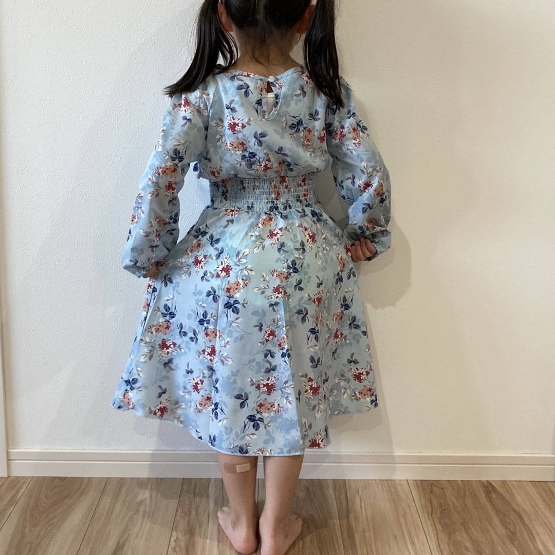 子供服　ワンピース　花柄ワンピース　フレアワンピース　Vネック　女の子　120 キッズ/ベビー/マタニティのキッズ服女の子用(90cm~)(ワンピース)の商品写真