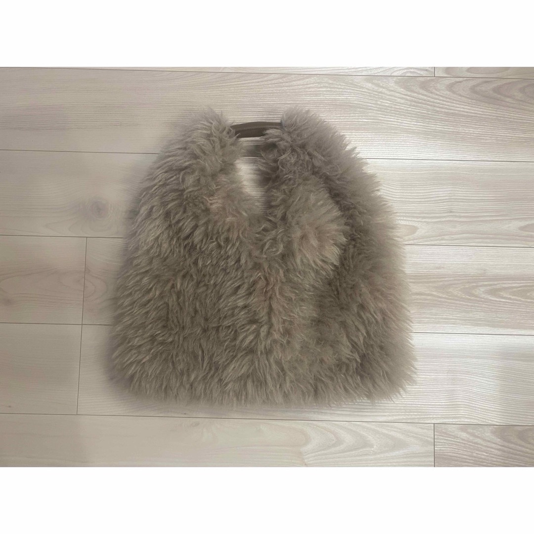 Le Vernis(ルベルニ)のLE VERNI Fake fur big bag レディースのバッグ(ハンドバッグ)の商品写真