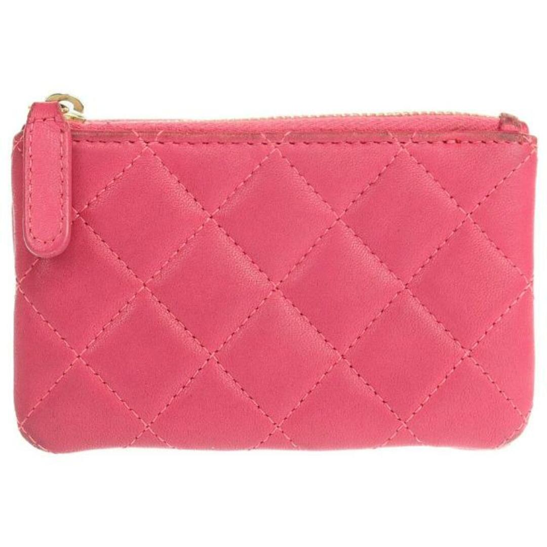 CHANEL(シャネル)のシャネル フラグメントケース コインケース 中古 ココマーク マトラッセ ピンク ラムスキン CHANEL 【中古】| 小銭入れ カードケース ファッション サイフ ブランド小物 レディース ABランク レディースのファッション小物(コインケース)の商品写真