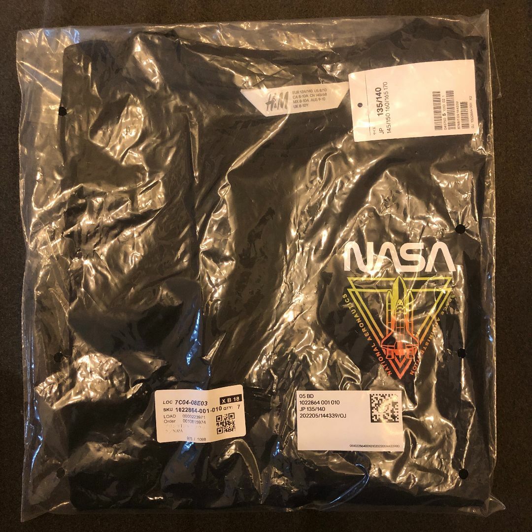 H&M(エイチアンドエム)のH&M キッズ Tシャツ ブラック NASA 135/140 キッズ/ベビー/マタニティのキッズ服男の子用(90cm~)(Tシャツ/カットソー)の商品写真