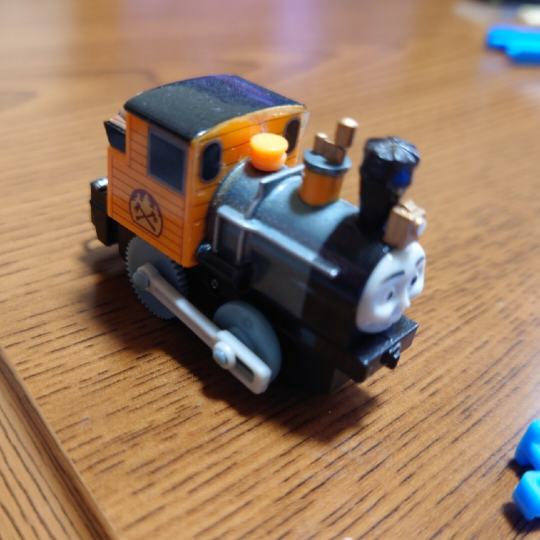 THOMAS(トーマス)のトーマス　カプセルプラレール　ガチャ　バッシュ　線路付き　美品 キッズ/ベビー/マタニティのおもちゃ(電車のおもちゃ/車)の商品写真