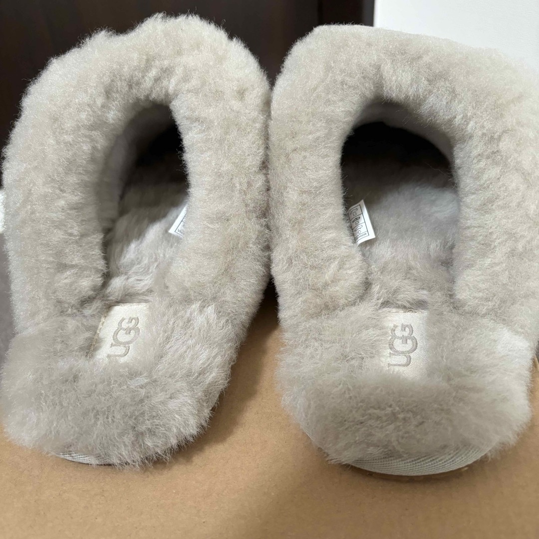 UGG(アグ)の新品未使用人気完売色UGG W SCUFFETTE IIスリッパ ファー ギフト レディースの靴/シューズ(サンダル)の商品写真