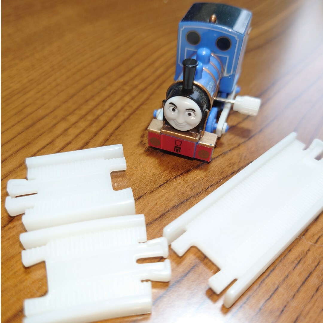 THOMAS(トーマス)のトーマス　カプセルプラレール　ガチャ　ミリー　線路付き　美品 キッズ/ベビー/マタニティのおもちゃ(電車のおもちゃ/車)の商品写真